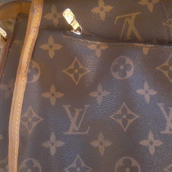 Louis Vuitton - Picture 9 of 16